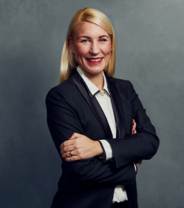 Meet the Team of experts - Photo of Sina Zurbrüggen, person in business suit, smiling, female, friendly, standing upright, crossed arms